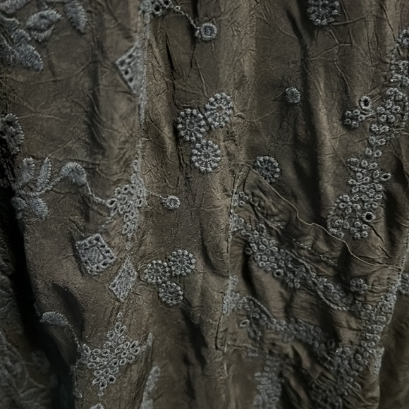 Johnny Was beautifully embroidered topper with two small pockets, cause why not? - Picture 3 of 8